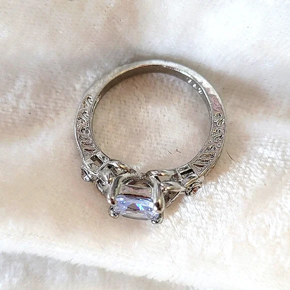 Exquisite Zircon Diamond Engagement Ring - Picture 7 of 8